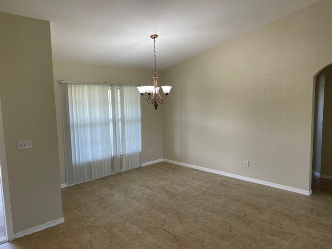 Building Photo - Spacious  3/2 with den