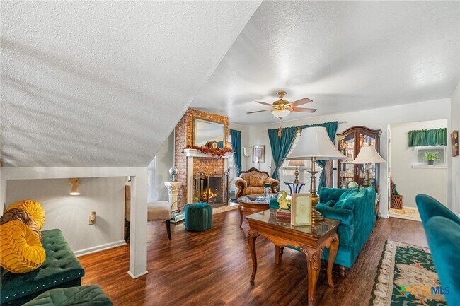 Building Photo - 619 Strings Dr