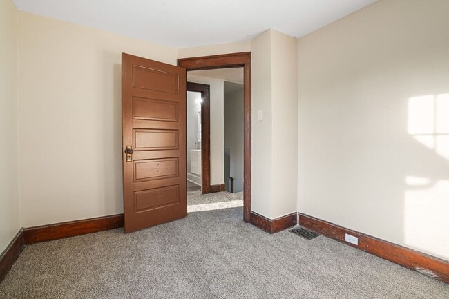 Building Photo - 3 BED 2 FULL BATH W/ OFFICE - AVAILABLE NOW