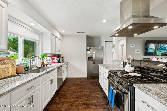 Building Photo - 2502 Plantation Dr