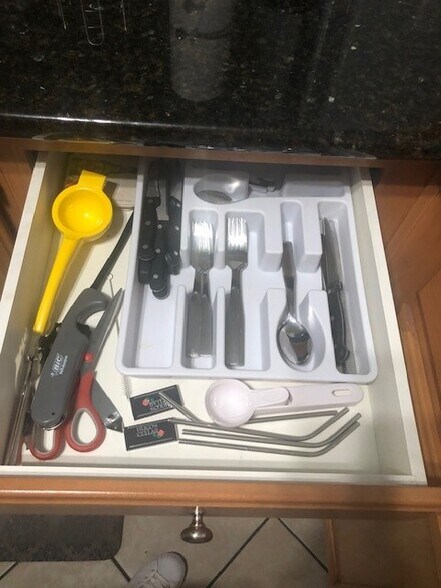 Fully equipped kitchen - 3845 Wiggins Bay St