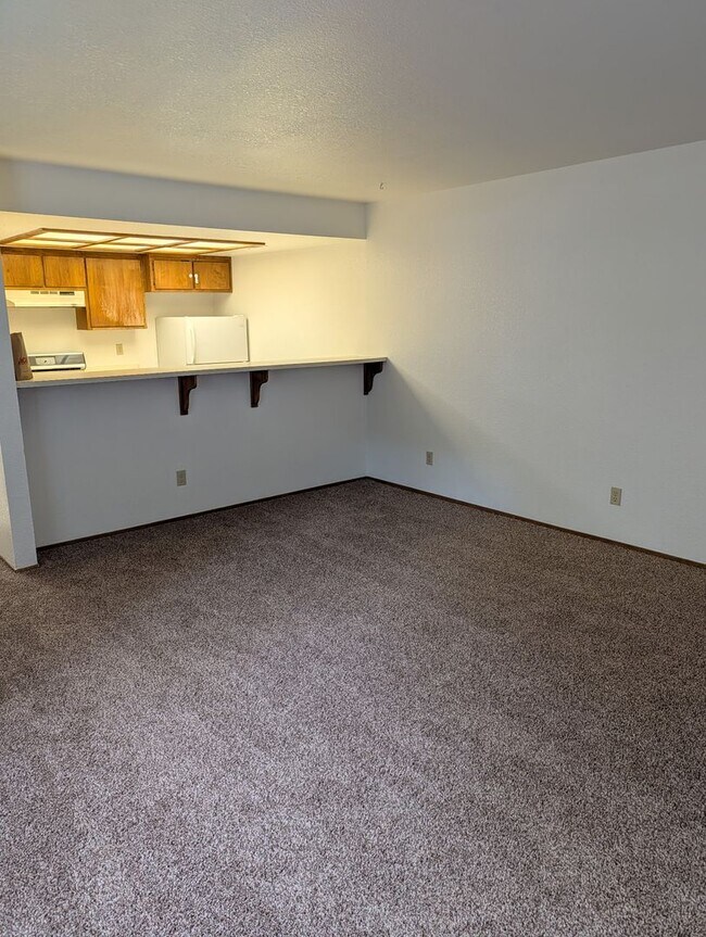 Building Photo - Newly remodeled Townhouse