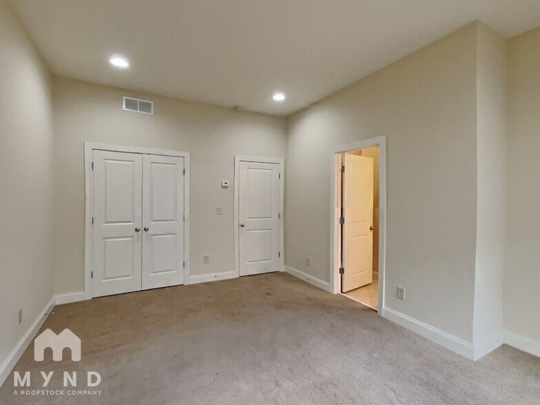 Building Photo - 3020 Eltham Pl