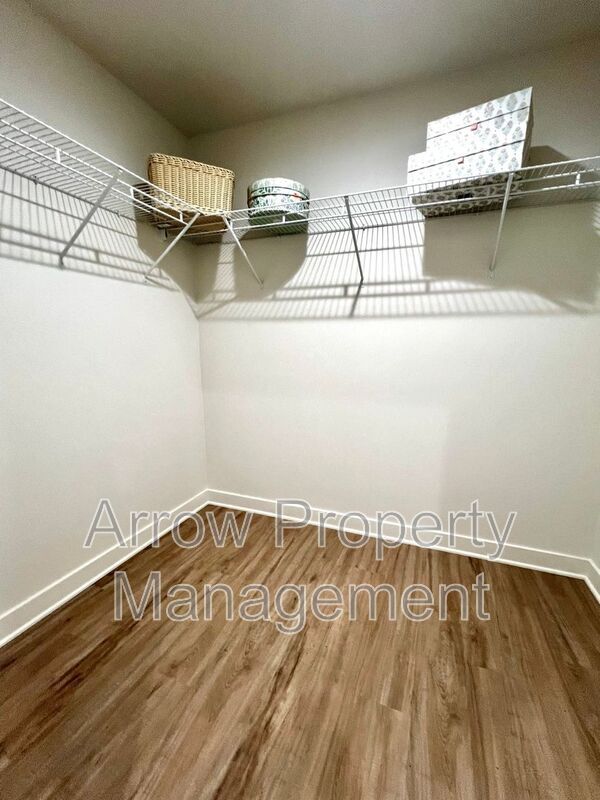 Building Photo - 1067 Claude Rd