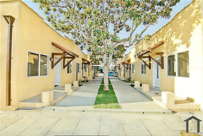 Primary Photo - 622 W 59th Pl