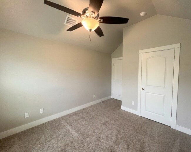 Building Photo - AVAILABLE FOR MOVE-IN WITH A 2-WEEK NOTICE