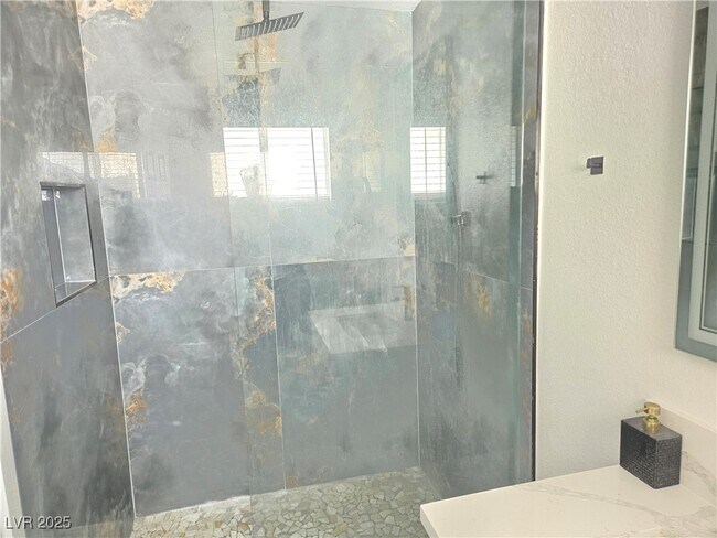 Building Photo - 1405 Termas
