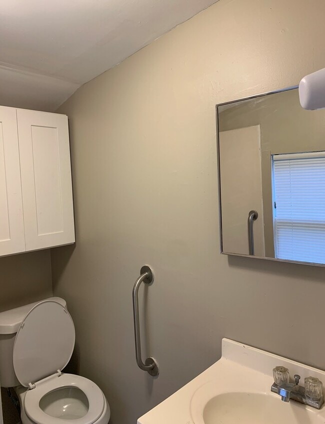 Building Photo - Spacious 4 Bedroom, 2 Bath Two-Story Home