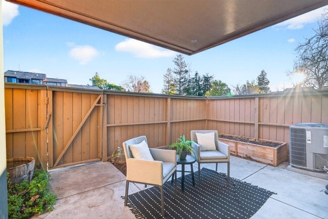 Building Photo - 286 Hackamore Common
