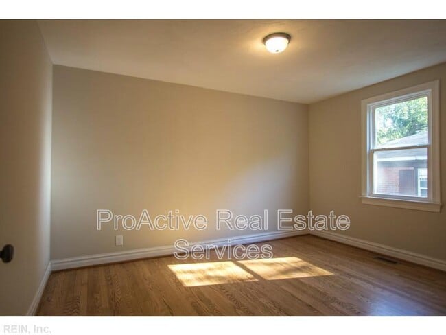 Building Photo - 4814 Killam Ave