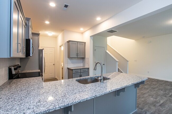 Building Photo - BEAUTIFUL 3 Bedroom in Midland Available A...