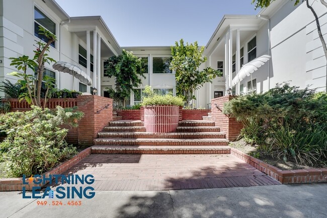 Building Photo - Stylish and Modern Living in the Heart of ...