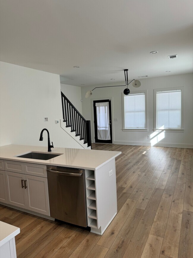 Building Photo - 509 Rosedale Ave