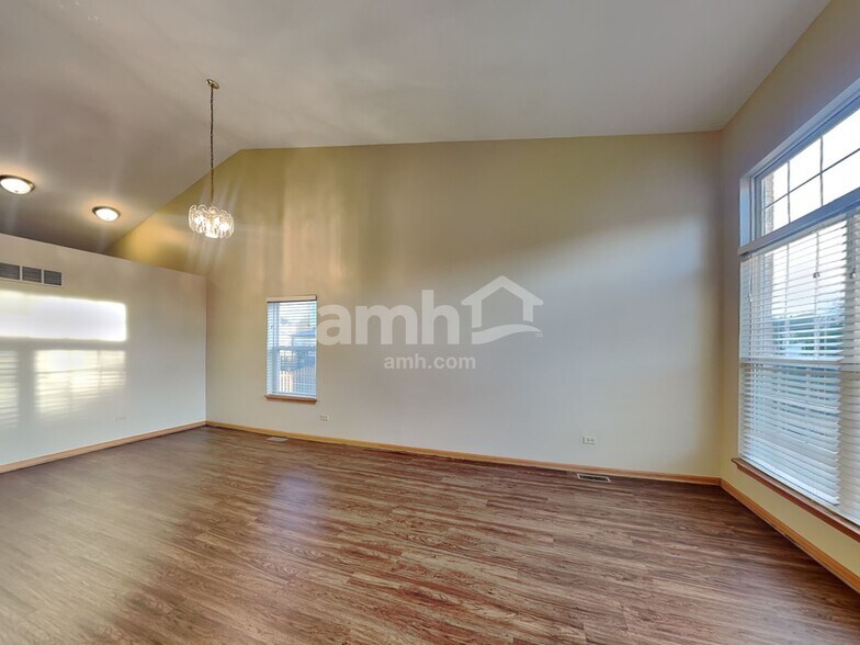 Building Photo - 1910 Prairie Ridge Dr