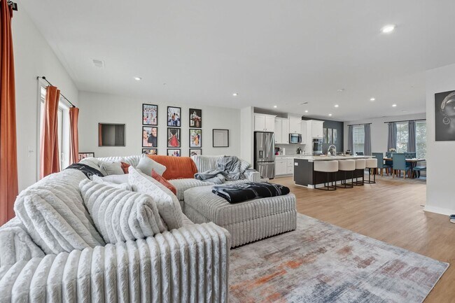 Building Photo - 709 Thomas Ln