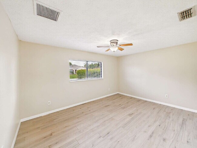 Building Photo - Single-Family Home in Fort Myers | 3 Beds,...