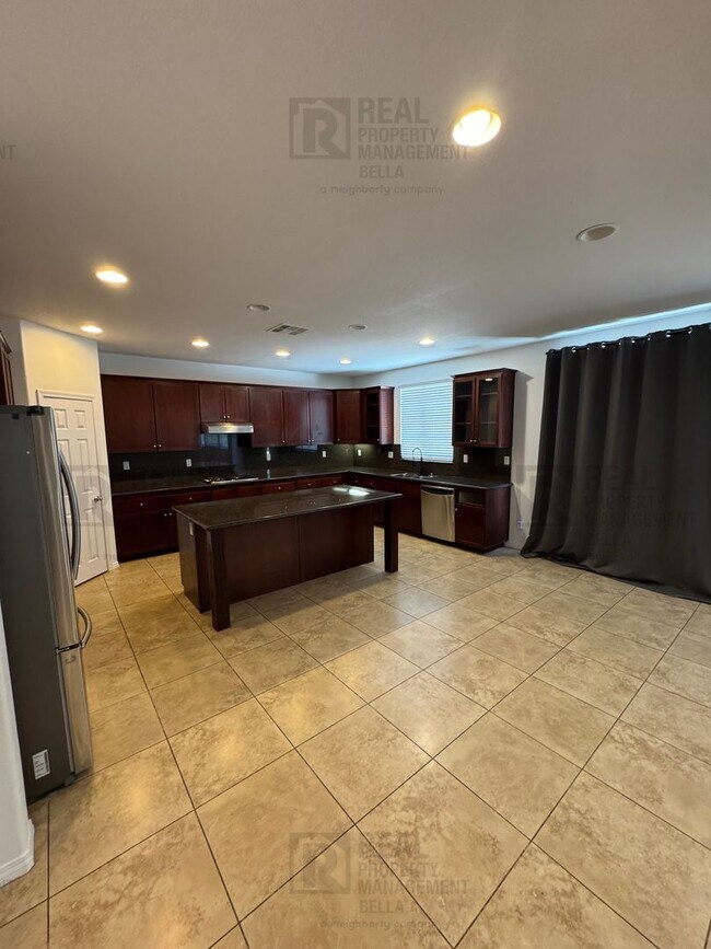 Building Photo - Huge Kitchen, Downstairs Bedroom, and More...