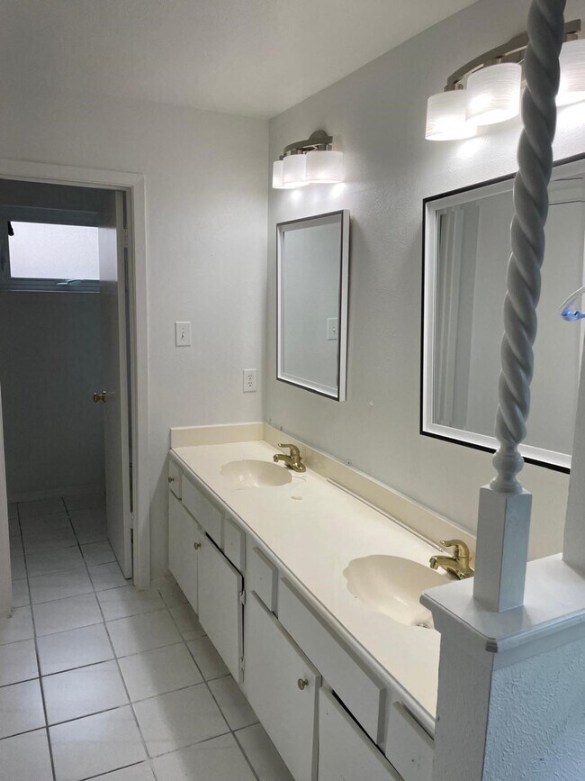 Building Photo - 22814 Elsinore Dr