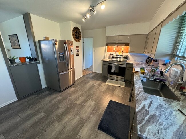 Building Photo - Private Lakewood Home