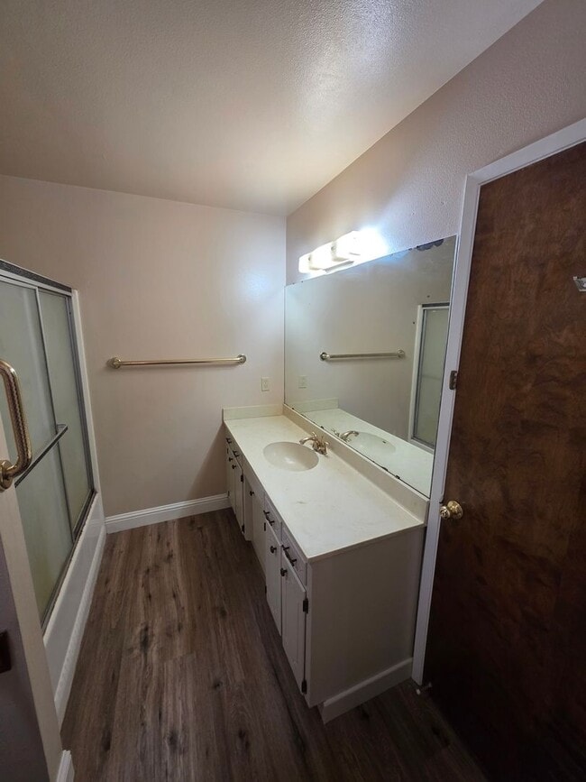 Building Photo - 2 bedroom 1 bathroom condo near Country Club!