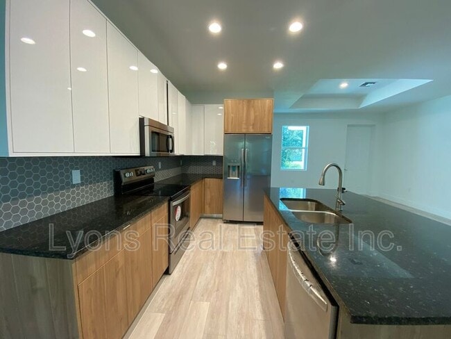 Building Photo - 2635 Starview Ave