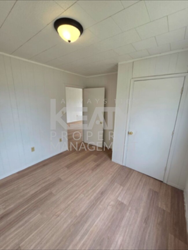 Building Photo - 2 bedroom, 1 bathroom Apartment Available ...