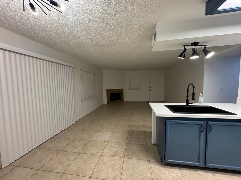 Building Photo - 1575 W Warm Springs Rd