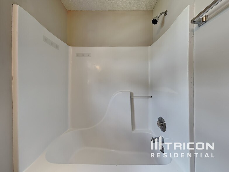 Building Photo - 372 River Trace Dr