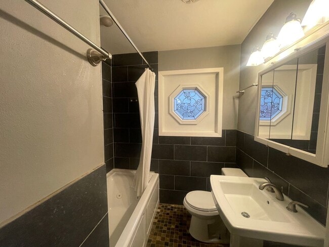 Building Photo - Lovely home in Broadmoor Terrace Subdivisi...