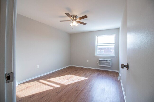 Building Photo - 9843 Frankford Ave