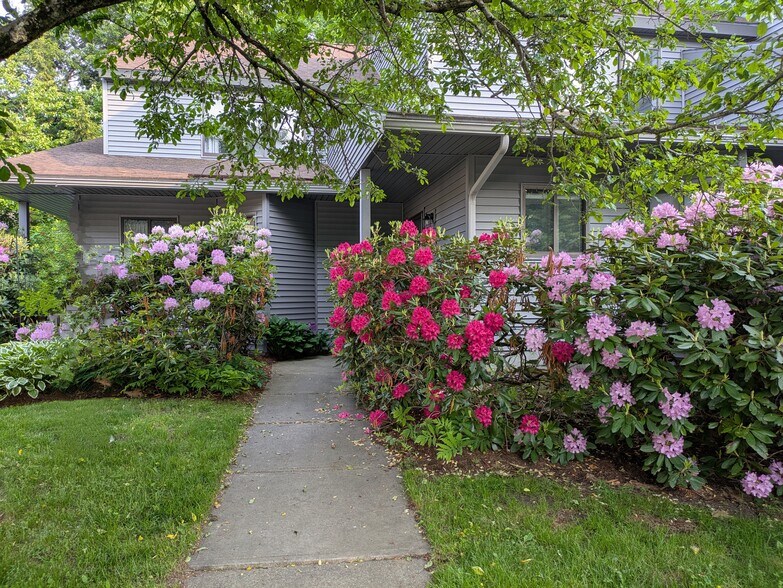 Inviting private entryway - 4 Chelsea Cir