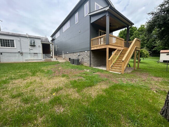 Building Photo - 720 Groves Park Rd
