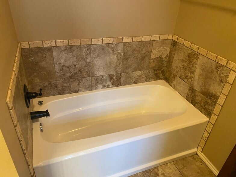 Master Bath Tub - 4114 Huntleigh Dr