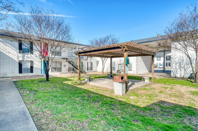 Midtown Manor and Towers Apartments Gazebo - Midtown Manor and Towers