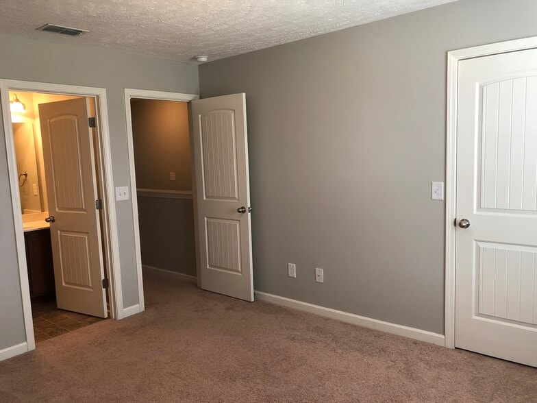 Bedroom #2 with closet and bathroom - 1514 Sprucedale Dr