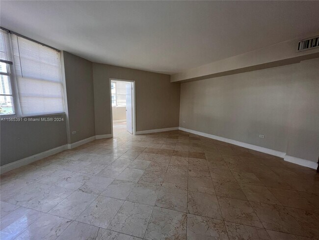 Building Photo - 825 Brickell Bay Dr