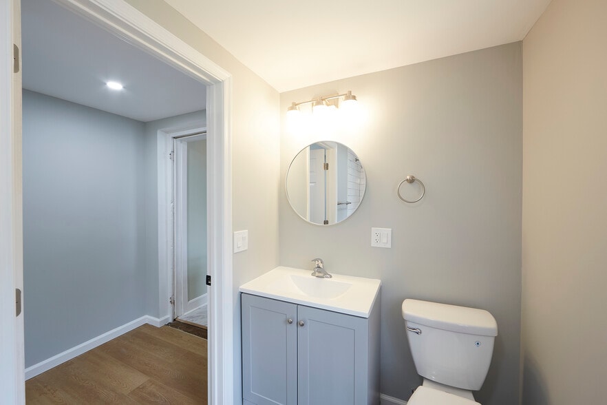 Full Bathroom 1 - 32 Garrett Ave