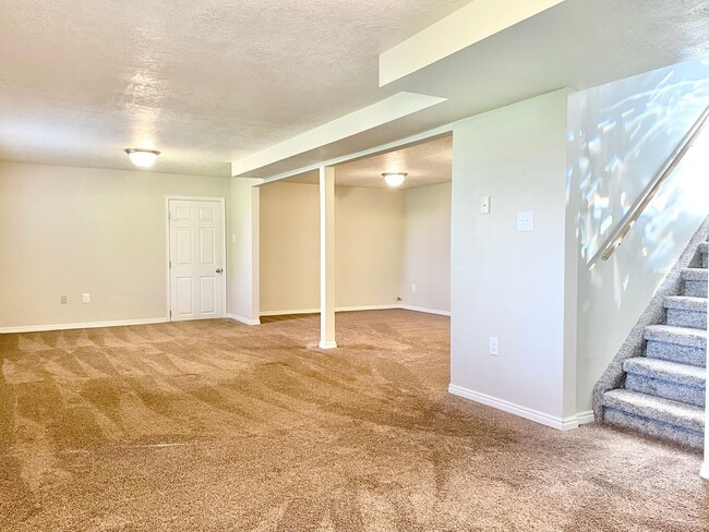 Building Photo - Gorgeous Home with Stunning Views!