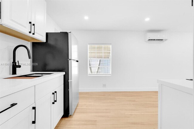 Building Photo - 2419 Coolidge St