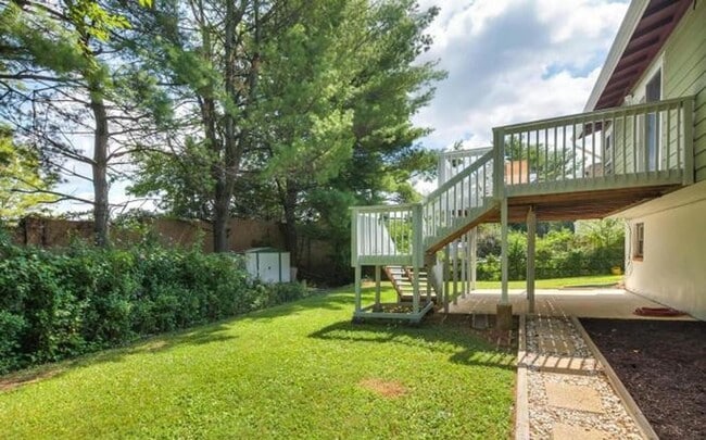 Building Photo - Splendid Split Foyer Home on Cul-de-Sac in...