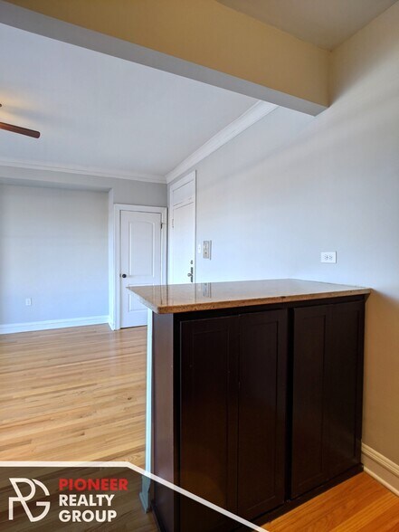 Building Photo - 4616 N Paulina St