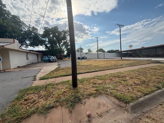 Building Photo - 203 N Ave D
