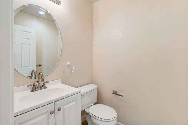 Building Photo - UPGRADED TOWNHOME OFFERS UTMOST CONVENIENCE