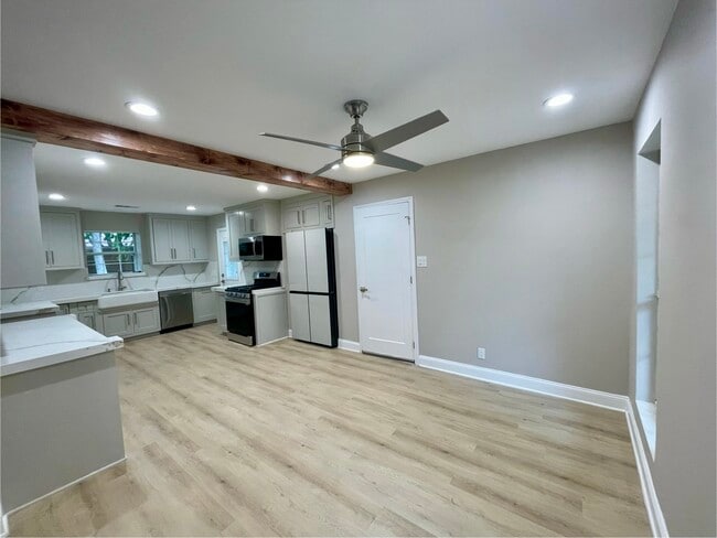 Building Photo - 1433 Pickwick Ln