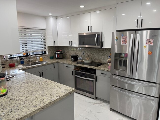 Building Photo - 6512 Kendale Lakes Dr