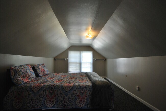 Building Photo - 216 Zandale Dr