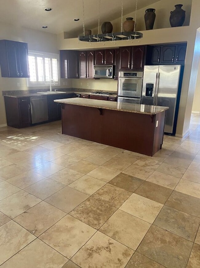 Building Photo - Luxury Living - River and Oracle