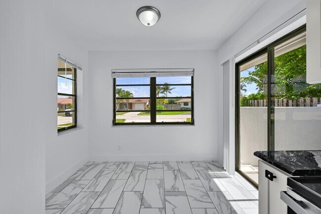 Building Photo - 498 NE 42nd St