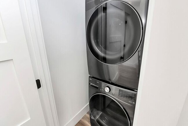 Building Photo - Stunning 3BD/3.5BA Townhome with PRIVATE POOL!