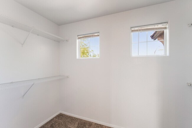 Building Photo - You're going to love this 4 bedroom 2.5 bath! Looks and Feels Brand New!